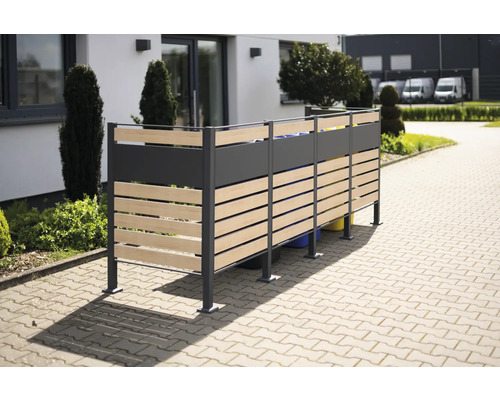 Kontejnerový box z kovu a dřevěných lamel ve venkovním prostředí