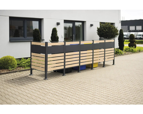 Box na popelnice s dřevěným obložením před budovou