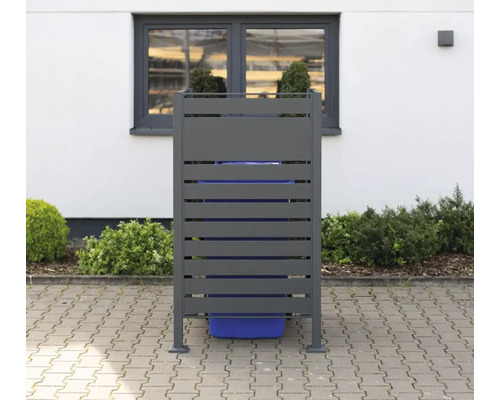 Šedý box na popelnice s vodorovnými lamelami pro obložení popelnic ve venkovním prostředí.