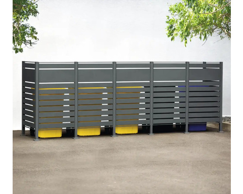 Kontejnerový box se třemi popelnicemi venku