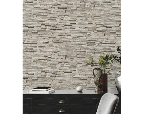 Obývací pokoj s tapetou se vzhledem kamene a komodou