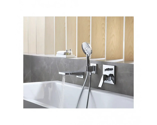 Koupelnová armatura s ruční sprchou nad vanou