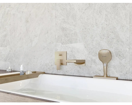 Koupelna se zapuštěnou vanou, armaturami a ruční sprchou