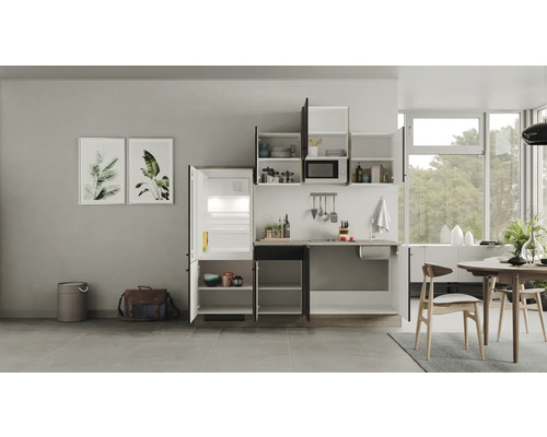 Světlá kuchyň s kuchyňským koutem, lednicí, závěsnými skříňkami a jídelním stolem