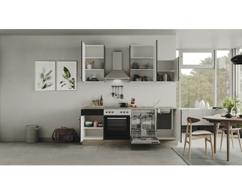 Moderní kuchyně s kuchyňskými skříňkami, myčkou, sporákem a odsavačem par ve světlé místnosti.