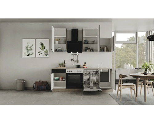 Moderní kuchyně s bílými skříňkami, černým odsavačem par a myčkou nádobí