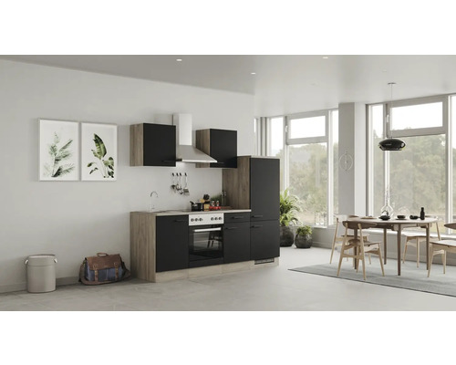 Světlá kuchyně s kuchyňskou linkou, jídelním stolem a dekoracemi ve světlé místnosti.