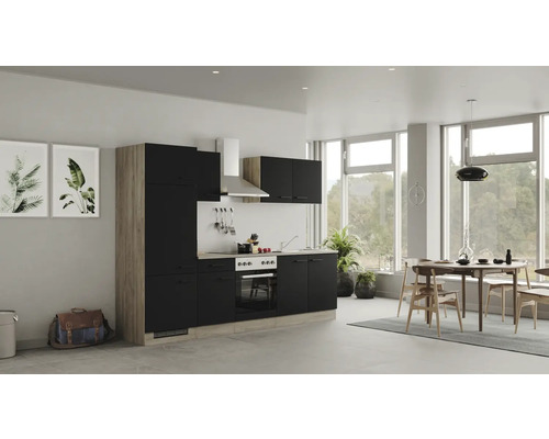 Světlá kuchyň s kuchyňskou linkou a jídelním stolem