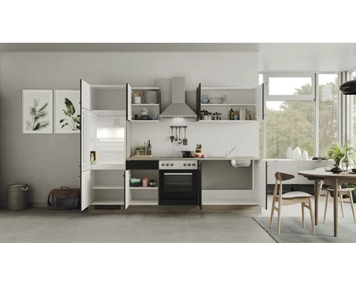 Světlá kuchyně s vestavnými spotřebiči, skříněmi a jídelním stolem