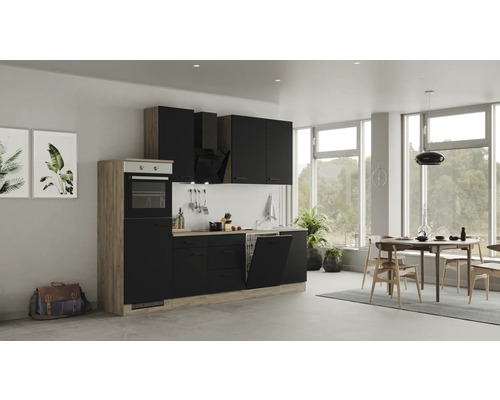 Moderní kuchyně se skříněmi, policemi a spotřebiči ve světlé místnosti.