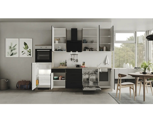 Světlá kuchyně s vestavěnými skříněmi, umyvadlem, myčkou nádobí a odsavačem par