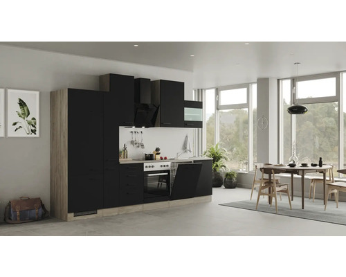 Moderní kuchyně s kuchyňskými skříňkami, dřezem, sporákem a odsavačem par ve světlé místnosti s jídelním koutem.