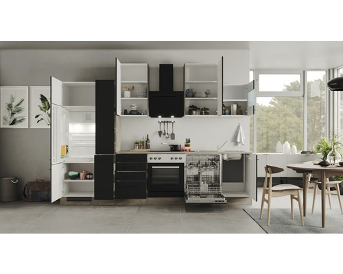 Světlá kuchyně s kuchyňskými skříňkami, dřezem, myčkou nádobí a jídelním stolem