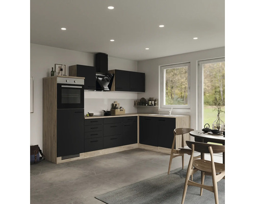 Světlá kuchyně s černými čely a dřevěnými prvky, včetně jídelního stolu a židlí.