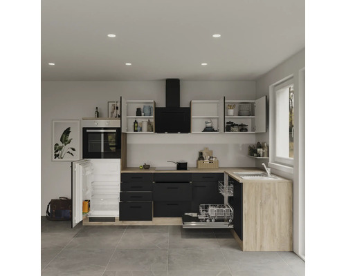 Moderní kuchyně s černými skříňkami, myčkou a otevřenou chladničkou.