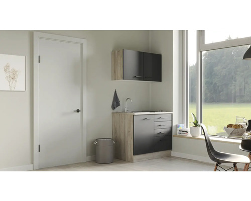 Malá kuchyňka s umyvadlem, spodní skříňkou a závěsnou skříňkou před oknem