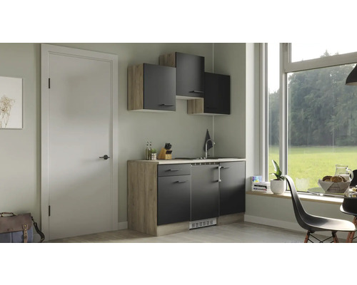 Moderní kuchyňská linka se závěsnými skříňkami, dřezem a elektrickými spotřebiči ve světlé místnosti.