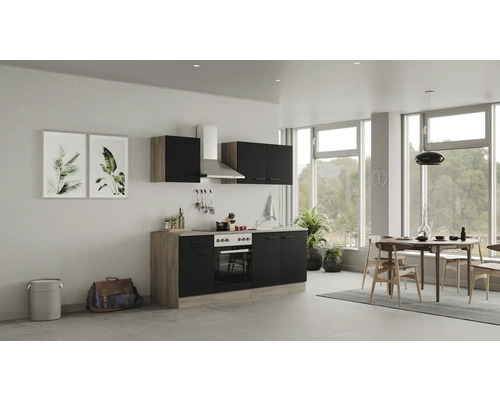 Moderní kuchyně se skříněmi, sporákem, odsavačem par a jídelním stolem ve světlé místnosti.