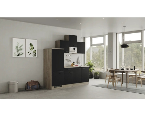 Kuchyně s kuchyňskými skříňkami, mikrovlnnou troubou a jídelním stolem v moderním stylu ve světlé místnosti.