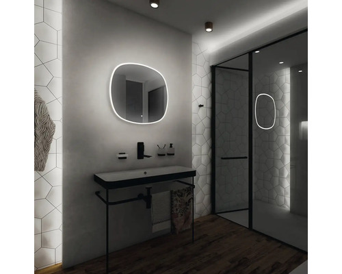 Koupelna s umyvadlem, osvětleným zrcadlem a sprchou