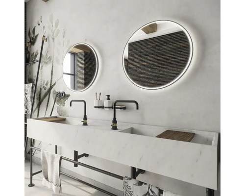 Moderní koupelna s dvojitým umyvadlem z mramoru a kulatými zrcadly s osvětlením