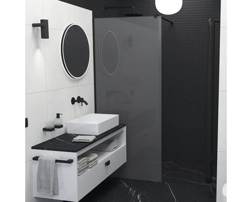 Moderní koupelna s umyvadlem, zrcadlem a sprchovým koutem