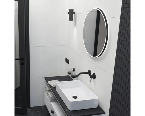 Moderní koupelna s umyvadlem, zrcadlem a bateriemi