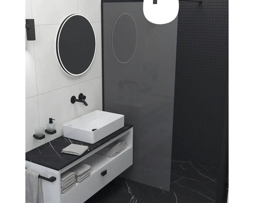 Moderní koupelna s umyvadlem, zrcadlem a sprchovým koutem