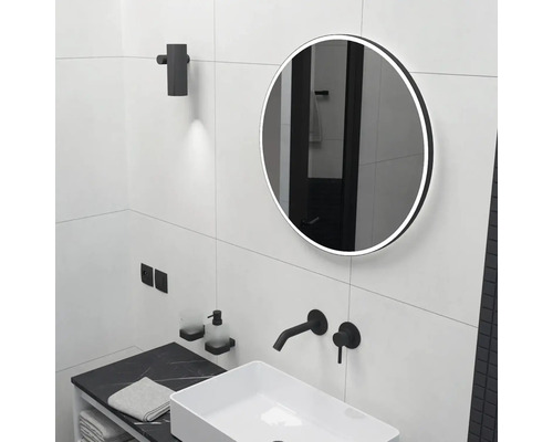 Moderní koupelna s kulatým zrcadlem, umyvadlem a armaturami