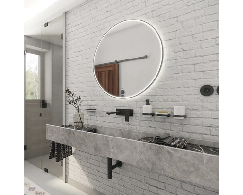 Moderní koupelna s kamenným umyvadlem, osvětleným zrcadlem a bílou cihlovou zdí