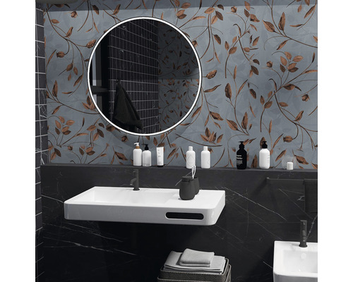 Koupelna s umyvadlem, zrcadlem a stěnou s květinovým vzorem