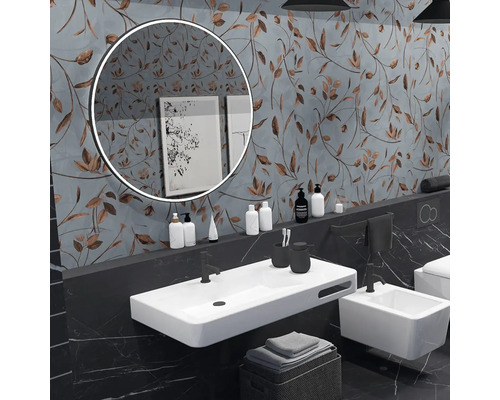 Moderní koupelna s umyvadlem, bidetem, zrcadlem a květinovým designem stěn pro světlé prostředí.