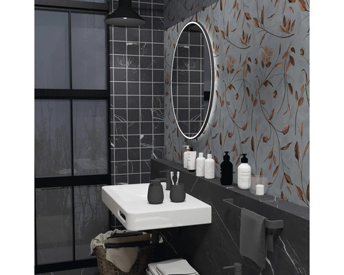 Moderní koupelna s umyvadlem, zrcadlem a květinovou tapetou