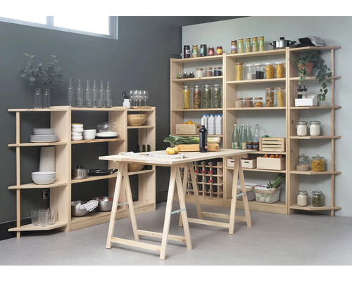 Světlá kuchyně s dřevěnými regály a stolem