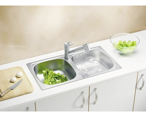 Nerezový dřez se dvěma vaničkami a baterií na kuchyňské lince