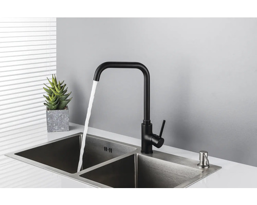 Kuchyňský dřez s černou baterií a dávkovačem mýdla