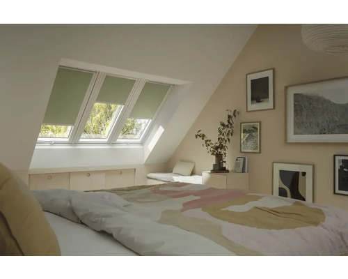 Ložnice se střešními okny a zatemňovacími roletami do střešních oken