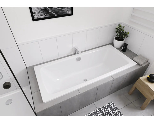 Vestavěná vana v koupelně s obklady