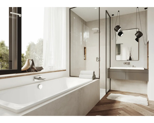 Koupelna s vanou, sprchou a umyvadlem