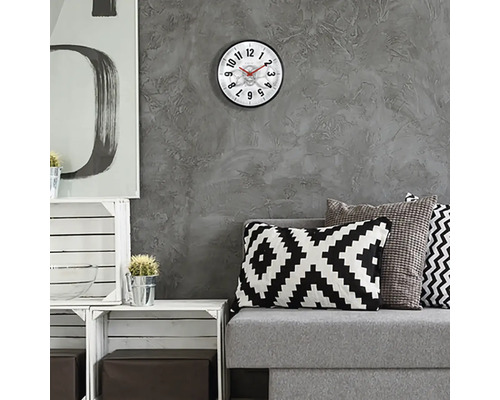 Obývací pokoj s nástěnnými hodinami, pohovkou a dekorativními prvky