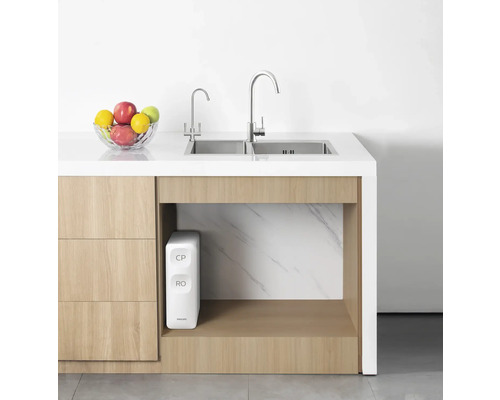 Kuchyňský dřez s vodovodní baterií a spodním systémem filtrace vody