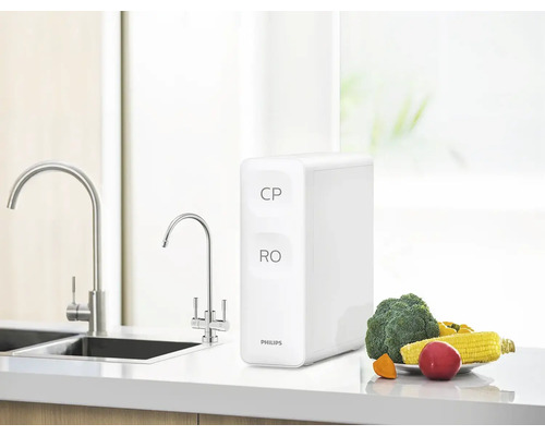 Vodní filtr Philips vedle dřezu a zeleniny