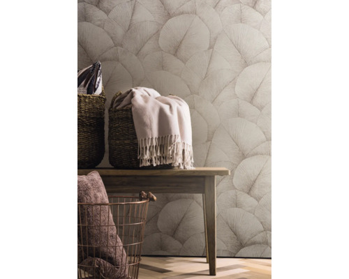 Dekorativní pokoj se vzorovanou tapetou, lavicí a košíky