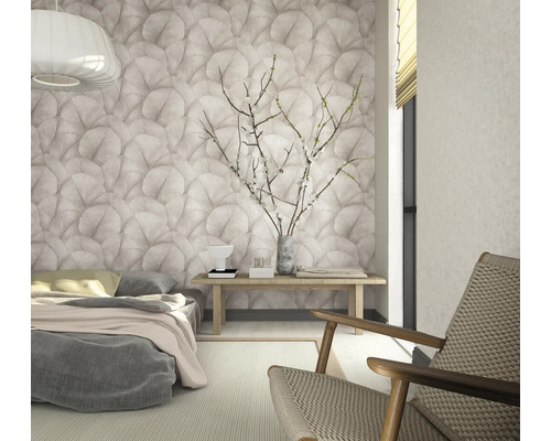 Světlá ložnice s tapetami se vzorem, postelí, dřevěnou lavicí a křeslem