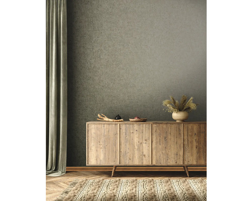 Obývací pokoj s dřevěnou komodou, dekorací a kobercem