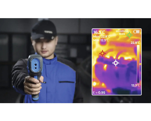 Muž s infračerveným teploměrem pro měření teploty