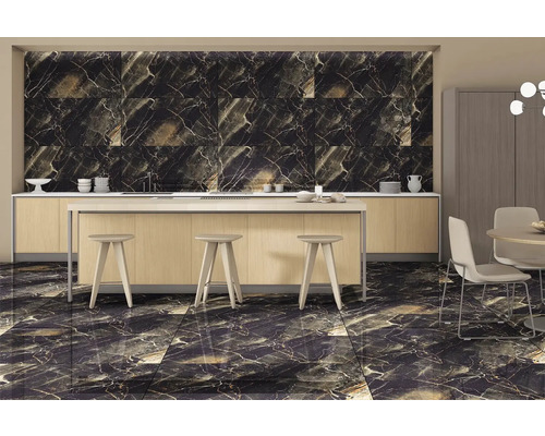 Světlý, uspořádaný kuchyňský prostor s podlahovými a nástěnnými dlaždicemi se vzhledem mramoru a kuchyňským nábytkem