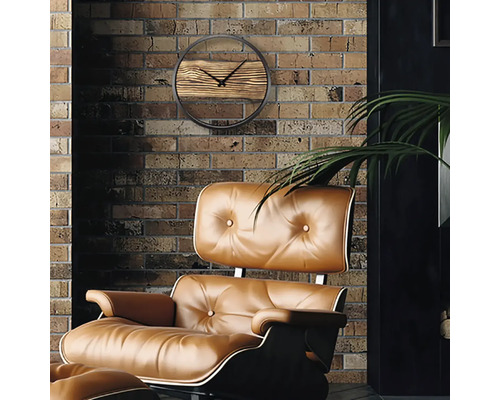 Obývací pokoj s nástěnnými hodinami s dřevěnými detaily a čalouněným křeslem před cihlovou zdí.