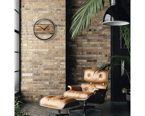 Obývací pokoj s cihlovou zdí, křeslem a nástěnnými hodinami