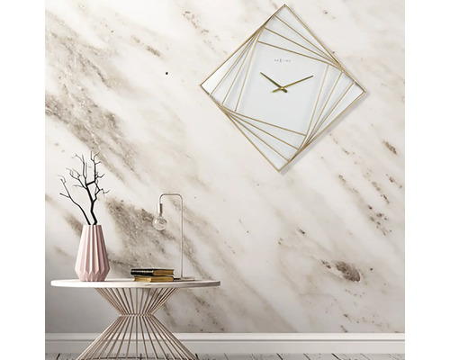 Dekorativní scéna s hodinami se zlatým rámem nad odkládacím stolkem s dekorací